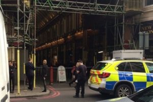 Londra'da şüpheli paket alarmı!