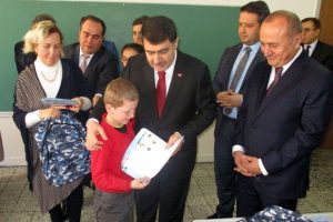 İstanbul Valisi Vasip Şahin öğrencilere karne dağıttı