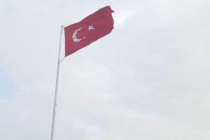 Suriye sınırına dev Türk bayrağı