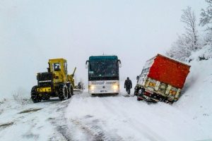Karda mahsur kalan öğretmenler kurtarıldı