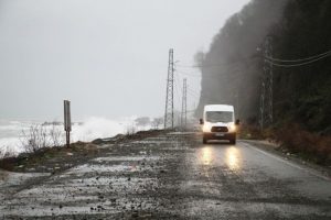 Rize'de dev dalgalar otoyola çıktı