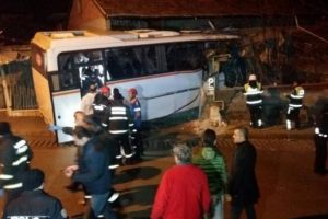 İşçi servisi eve daldı: 4 ölü, 2 yaralı
