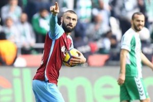 Burak Yılmaz tek başına Trabzonspor'u geçti