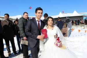 Nikahlarını buz tutan Çıldır Gölü üzerinde kıydırdılar