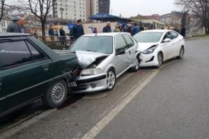 Otomobil park halindeki araca çarptı: Art arda 6 araç hasar gördü
