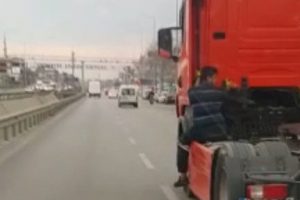 Tırın yakıt deposu üzerinde tehlikeli yolculuk