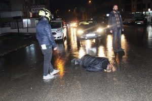 Sokak köpeklerine çarpmamak için az daha ölüyordu