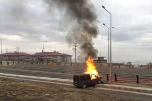 Kaçakçılıkta kullanılan otomobil alev topuna döndü