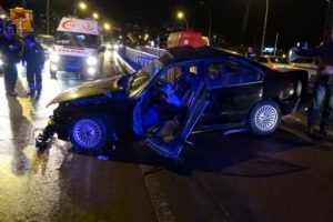 Bariyerlere çarptı: 1 ölü