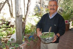 Emekli öğretmenin ''geri dönüşüm saksıları'' mahalleliye örnek oldu