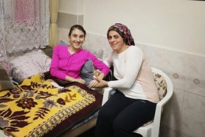 Sağlık Bakanlığı skolyoz hastası kızı 'ipten aldı'