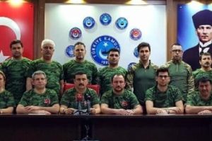 Bursa'da Türk Eğitim-Sen'den askeri kıyafetli açıklama
