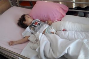 Motosikletle şov anne ve 3 yaşındaki oğlunu canından ediyordu
