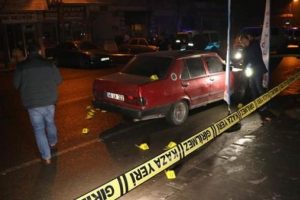 Annesinin eski sevgilisini öldürdü