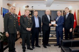 Bursa'da köylü kadınlar ekmek paralarını Mehmetçiklere bağışladı