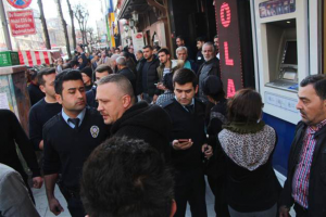 Cadde ortasında iki grup kavga etti: Yaralılar var
