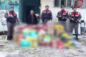 Bakkalda suçüstü yakalandı, evi market gibi çıktı
