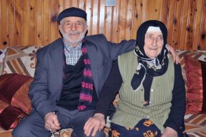 60 yıllık eşine Sevgililer Günü için buzağı hediye etti