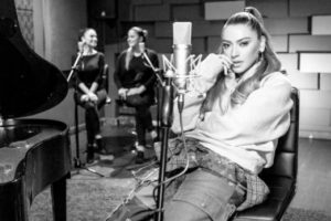 RTÜK'ün cezasından sonra Hadise'den sıfır dekolteli klip!