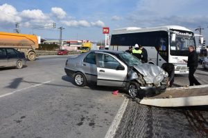 Tır ile otomobil çarpıştı: 3 yaralı