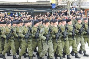 Kosovalıların göğsünü kabartan resmi geçit