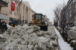 Hakkari'de 5 köy, 8 mezra yolu ulaşıma kapandı