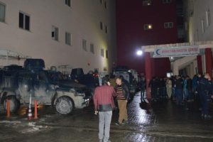 Anten tamir eden 2 kişi çatıdan düştü