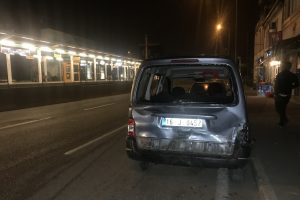 Bursa'da kontrolden çıkan otomobil caddede yürüyen yayaya ve 3 araca çarptı