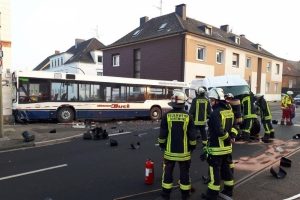 Almanya'da okul servisi duvara çarptı: 22 yaralı