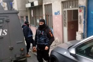 Kömürlüğe inen kadın el bombası buldu
