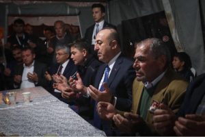 Çavuşoğlu'ndan şehit evine ziyaret