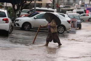 15 dakika yağan yağmur sokakları göle çevirdi