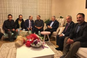 Başbakan Yıldırım bıçaklanan belediye başkanını ziyaret etti