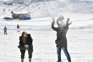 Bursa Uludağ'a günler sonra kar yağdı!