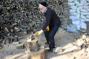 Bursa'da 85'lik Herkül, her gün 3 ton odun kırıyor 