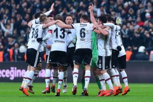 Beşiktaş iki ezeli rakibine de nefes aldırmadı