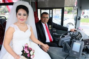 Belediye otobüsü 'gelin arabası' oldu