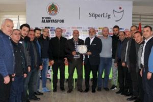 Alanyaspor'da Karaman'a teşekkür plaketi verildi