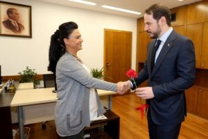 Albayrak, bakanlıkta çalışan kadınlara karanfil verdi