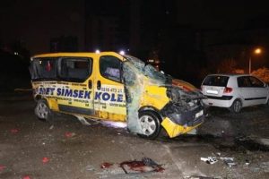 Midibüs önce otobüs durağına daldı, sonra 10 metreden uçtu! Yaralılar var