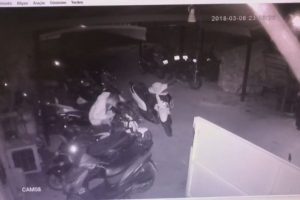 Hırsızlık anı güvenlik kamerasına yansıdı!