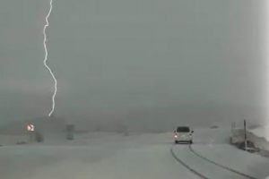 Şimşeğin elektrik direğine düşme anı amatör kamerada