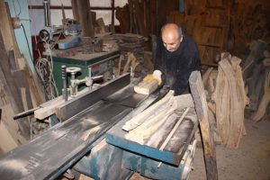 Yakılacak odunları sanat eserine dönüştürüyor