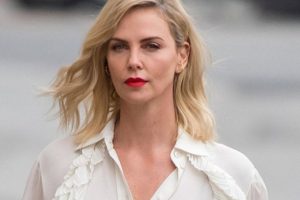 Charlize Theron'un beyaz şıklığı
