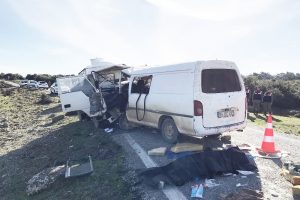 Minibüsle kamyonet çarpıştı: 1 ölü, 9 yaralı