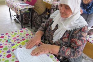 Şehit oğluna şiir yazmak için okuma yazma öğreniyor