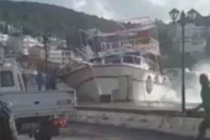 Batma tehlikesi geçiren tekneyi elleriyle tutmaya çalıştılar
