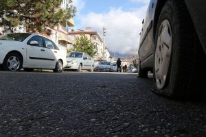 Sevgilisi terk edince 30 aracın lastiğini kesti