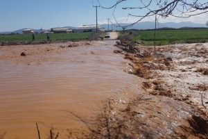 Hatay'da yağmur yolları ulaşıma kapattı