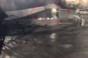 Midibüsün park alanına uçma anı kamerada